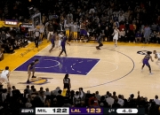 开云体育app-湖人绝杀青岛队，利拉德扛起全队