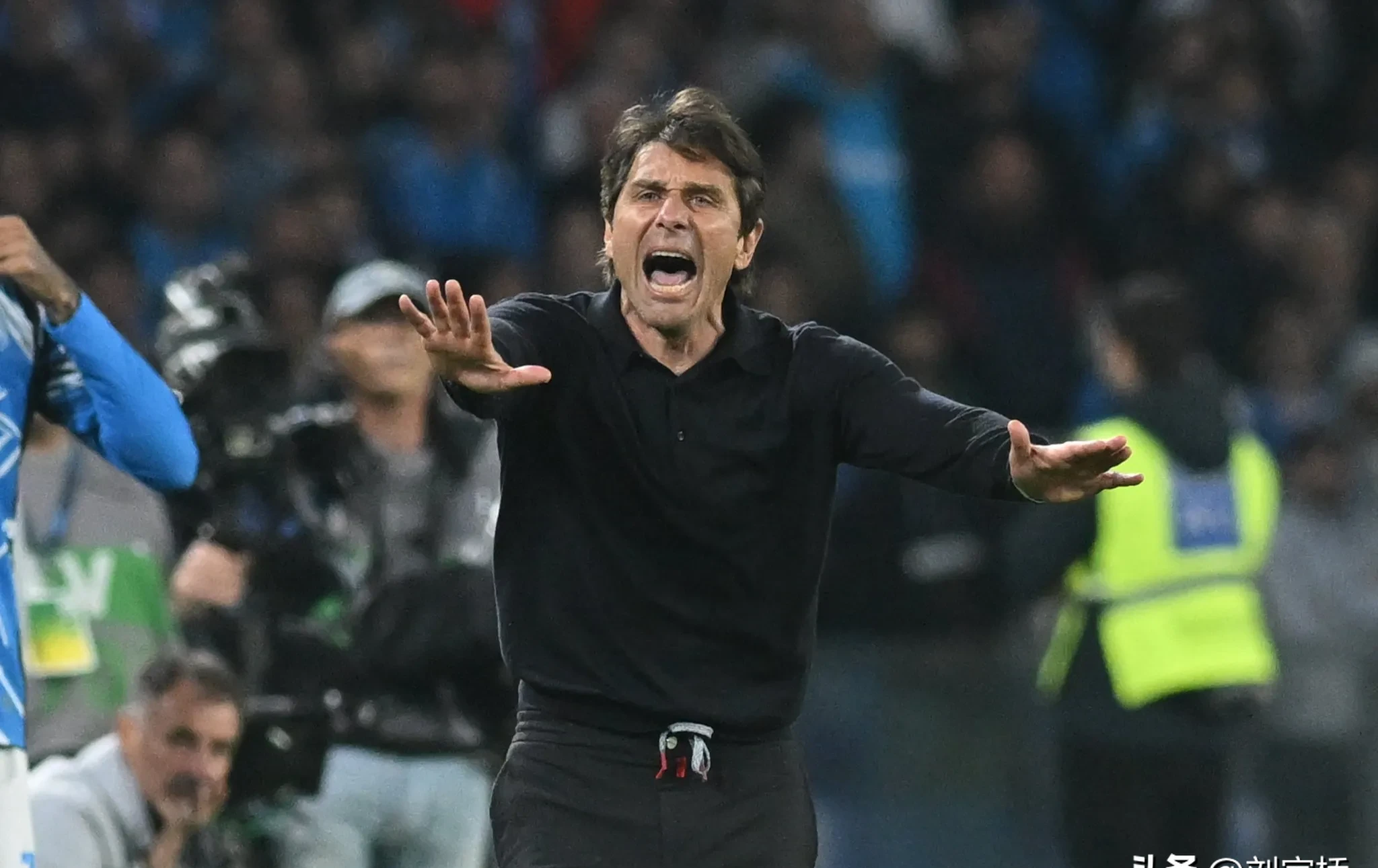 包含那不勒斯主场惨败，球迷情绪低落的词条