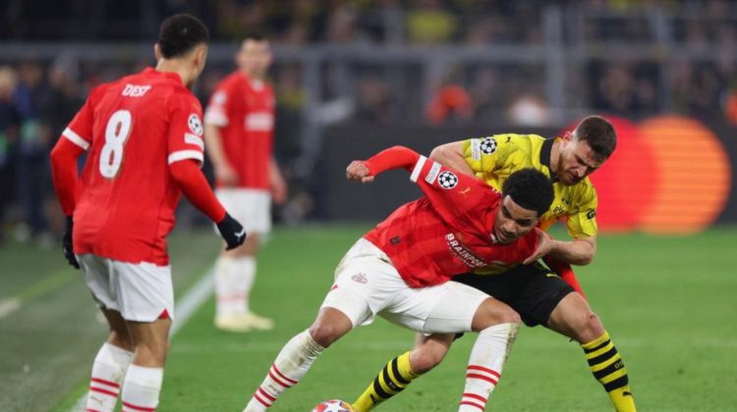 包含那不勒斯主场惨败，球迷情绪低落的词条