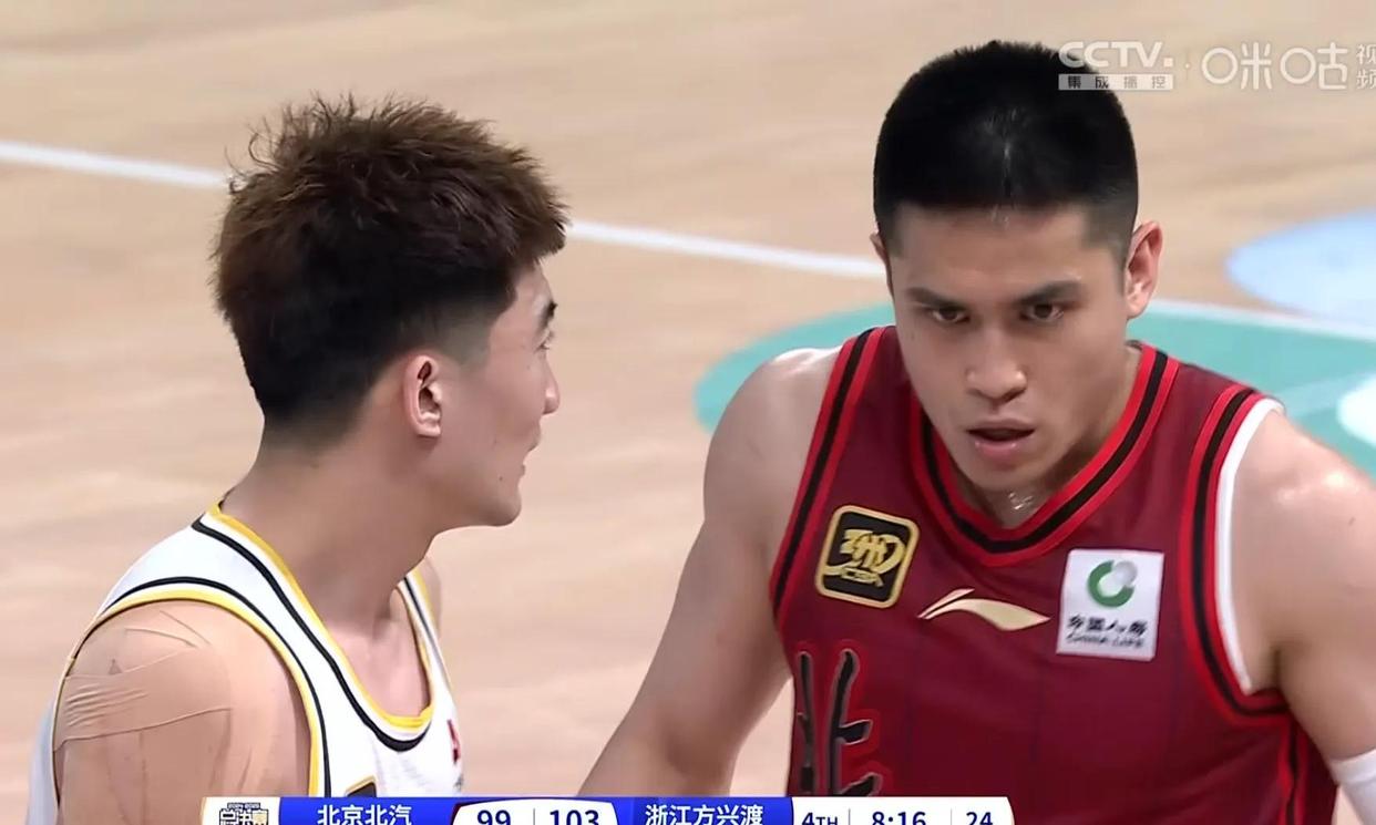 包含比赛中一名球员受伤退场，引起球迷担忧的词条