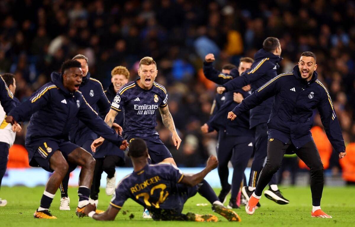 包含拜仁慕尼黑迎战曼城，胜者晋级下一轮的词条