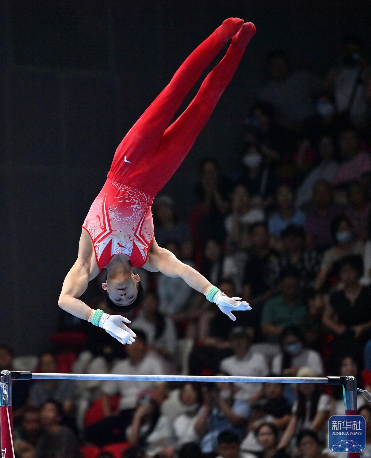 体操男队突围夺冠，登上领奖台