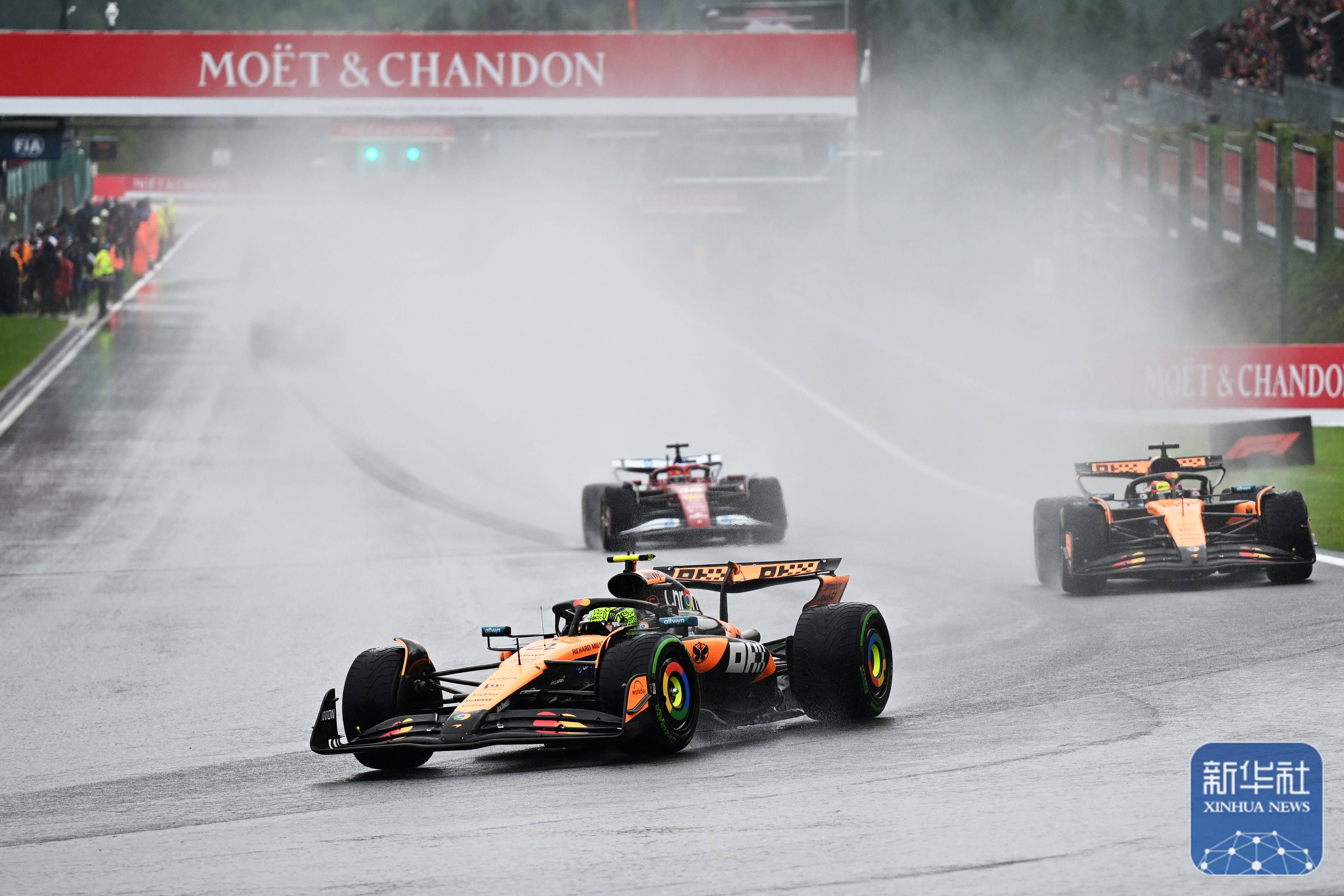 梅赛德斯轻取法拉利，皮亚斯特里高光表现