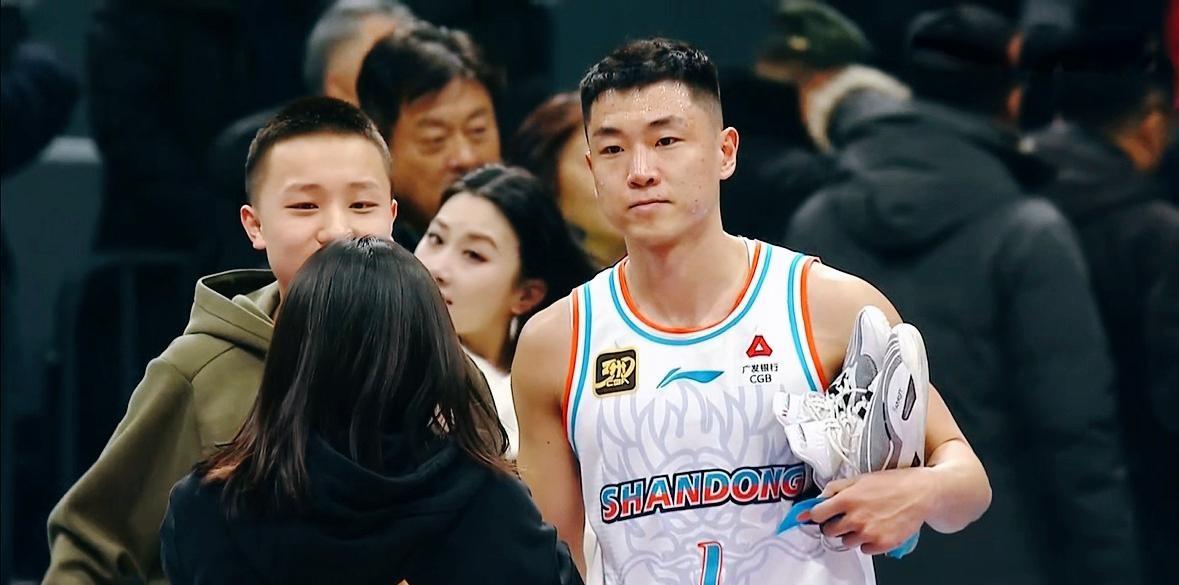 福建队轻取热火，高诗岩状态火热