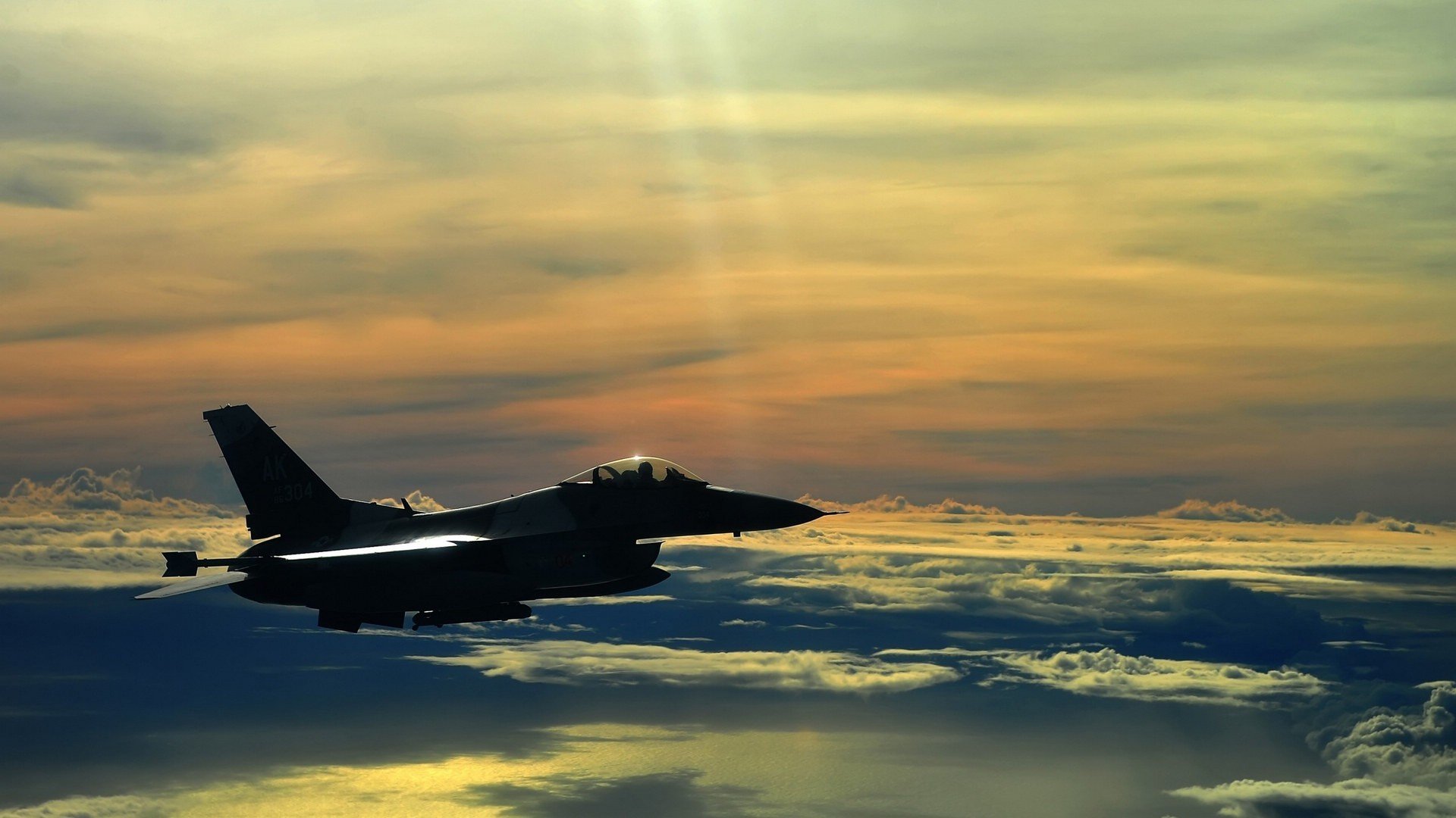 F1年度争冠之夜，聚光灯噬人，贝恩却靠吞噬舞台而活